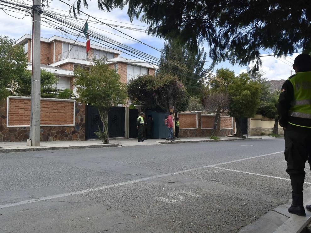 Vista de la Embajada mexicana con presencia policial, en La Paz (Bolivia).