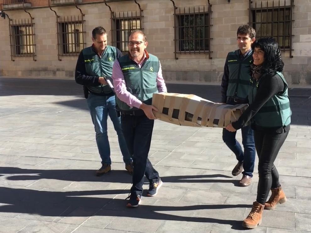Agentes de la Guardia Civil trasladan la última talla románica recuperada al Museo de Huesca para su estudio.