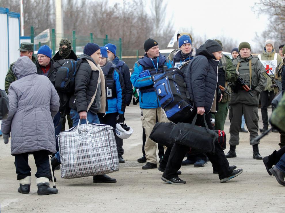 Canje de prisioneros de guerra en la línea de separación de fuerzas del Donbas.