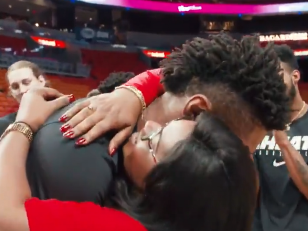 Captura de pantalla del vídeo del reencuentro entre el jugador de baloncesto y su madre.