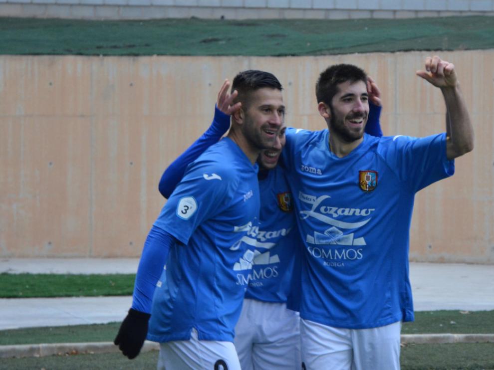 César, protagonista del partido, celebra un gol junto a sus compañeros.