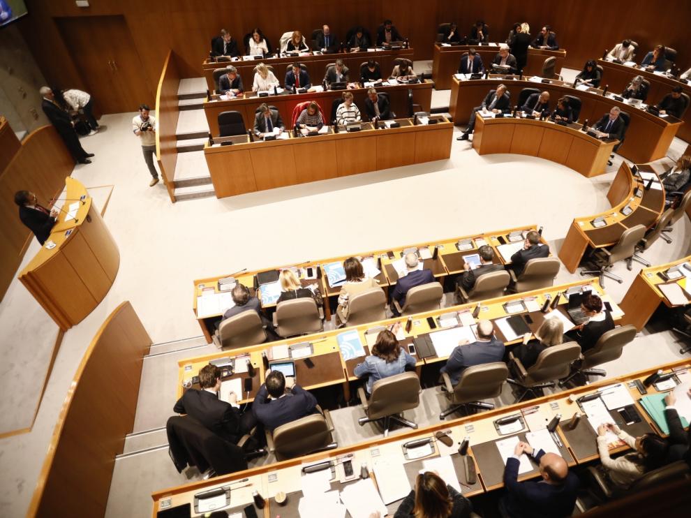 Imagen del pleno de las Cortes de Aragón que se celebra este lunes.
