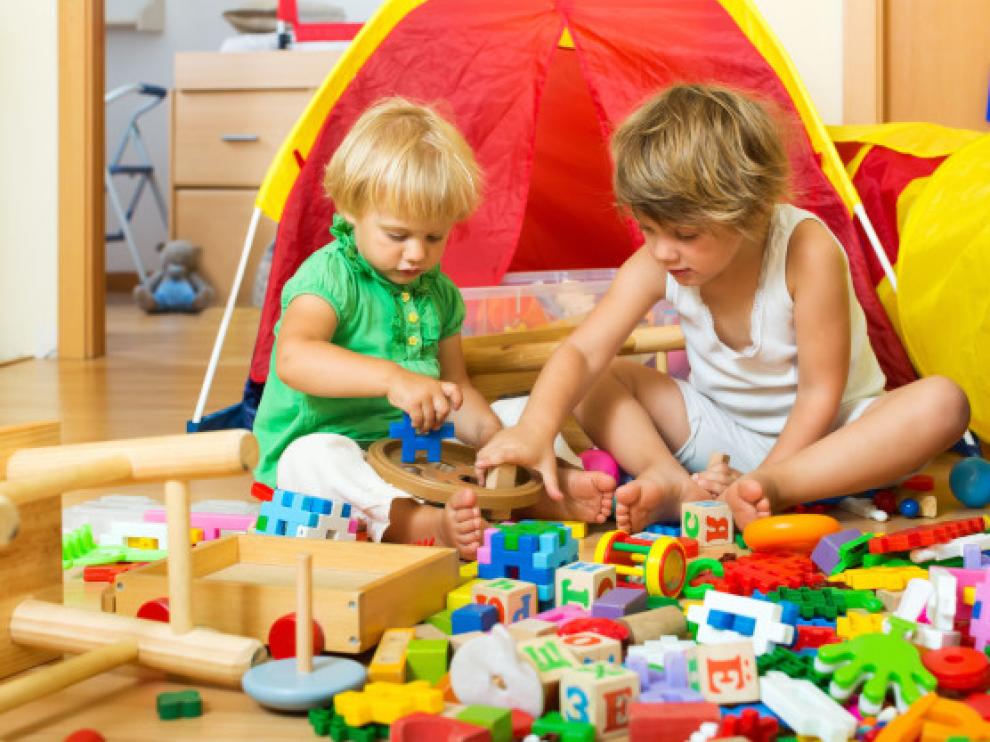 Niños jugando en su habitación