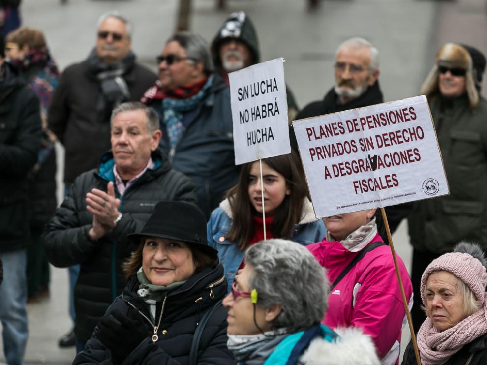 Protesta de pensionistas en la plaza del Pilar este lunes.