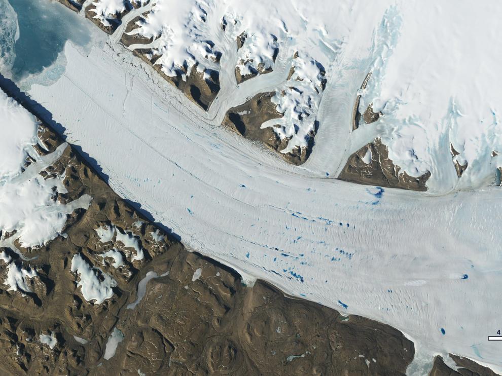 (Greenland), 01/06/2019.- A handout photo made available by NASA shows a satellite image of meltwater lakes forming on the surface of Greenland's Petermann Glacier in June 2019 (issued 11 December 2019). A new study found that the number and elevation of meltwater lakes in Greenalnd is increasing. Earth's glaciers and ice sheets as seen from space are providing scientists with new insights into how the planet's frozen regions are changing. (Groenlandia) EFE/EPA/NASA/USGS HANDOUT HANDOUT EDITORIAL USE ONLY/NO SALES Meltwater lakes form on the surface of Greenland's Petermann Glacier