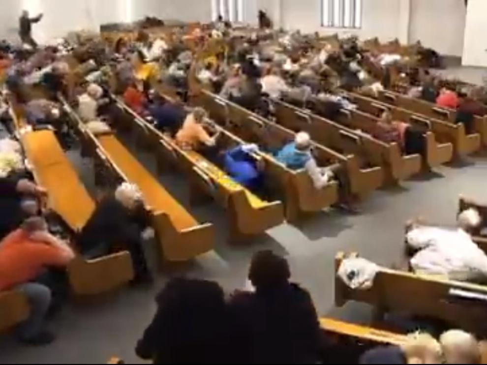 Momento en el que se produce el tiroteo en el interior de la iglesia.
