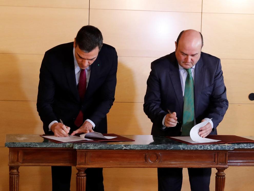 Sánchez y Ortuzar sellan el pacto entre el PSOE y el PNV.