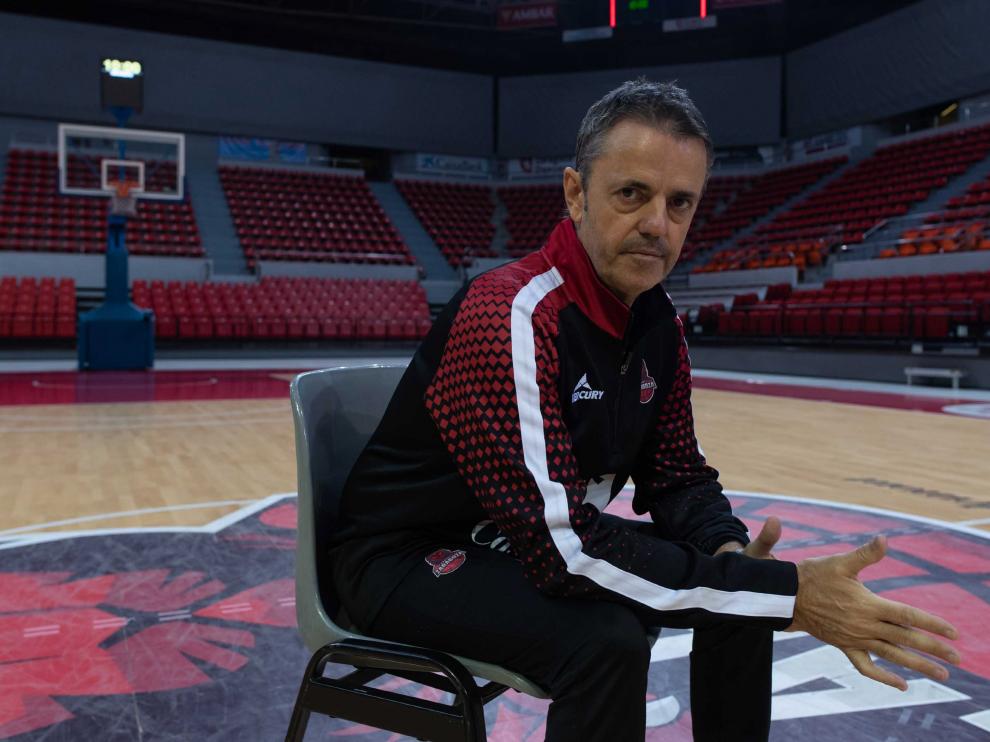 El entrenador del Casademont Zaragoza, Porfirio Fisac, en la pista central del pabellón Príncipe Felipe.
