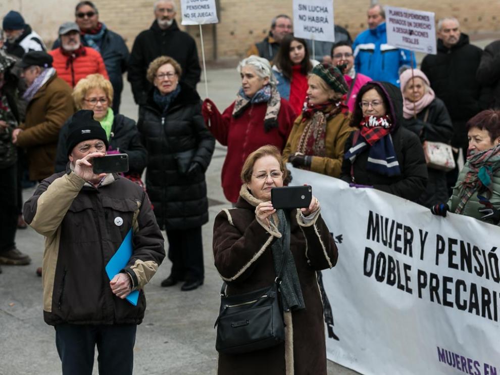 Protesta de pensionistas en la plaza del Pilar este lunes.