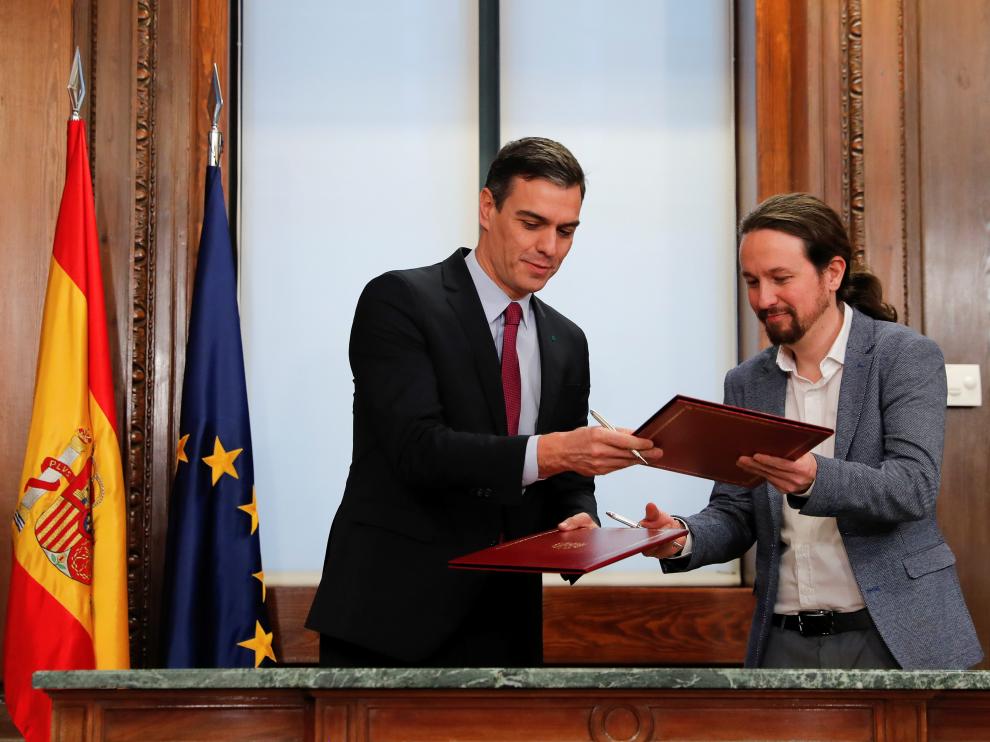 Sánchez e Iglesias firman el programa de su futuro gobierno de coalición.