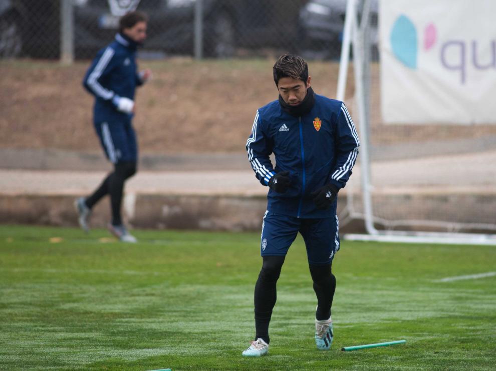 Shinji Kagawa e Íñigo Eguaras, al fondo, se ejercitan en la Ciudad Deportiva.