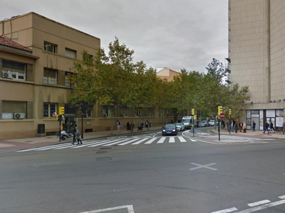Un adulto y un menor robaron a un joven de 18 años mediante la maniobra del 'mata león' en la confluencia de la calle de César Augusto con la calle Ramón y Cajal.