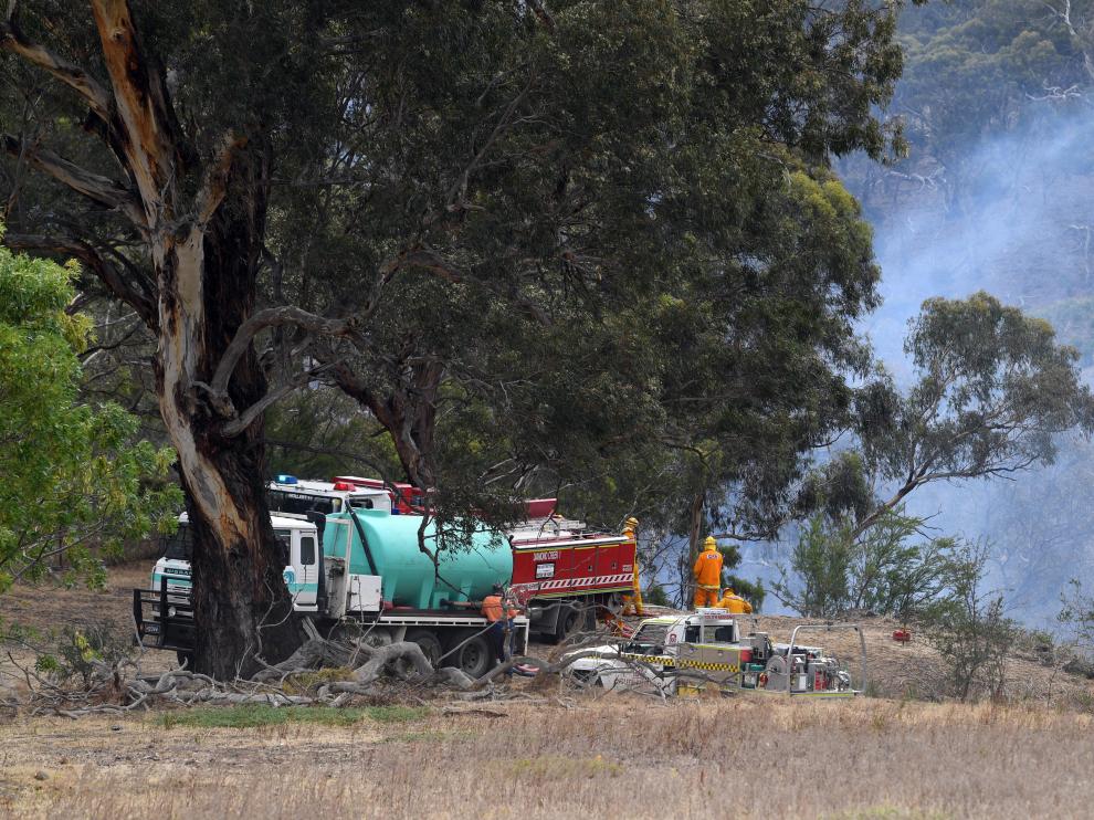 Melbourne (Australia), 30/12/2019.- Country Fire Authority firefighters attend a grass fire at Yellow Gum Recreation Park in Melbourne, Australia, 30 December 2019. Severe weather conditions has put Victoria on high alert for bushfires on a day of total fire ban. (Incendio) EFE/EPA/JULIAN SMITH AUSTRALIA AND NEW ZEALAND OUT EDITORIAL USE ONLY Bushfire high alert in Melbourne