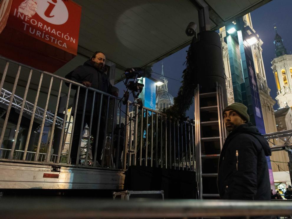 Varios operarios ultiman los preparativos para Nochevieja en la Plaza del Pilar de Zaragoza.