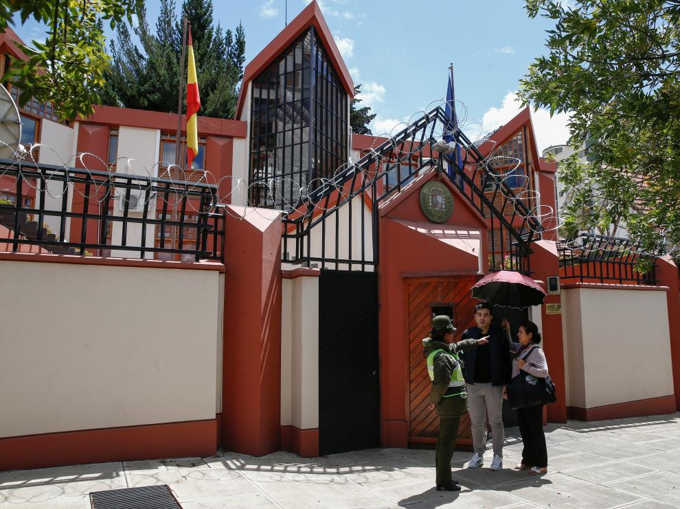 Calma a las puertas de la Embajada española en La Paz