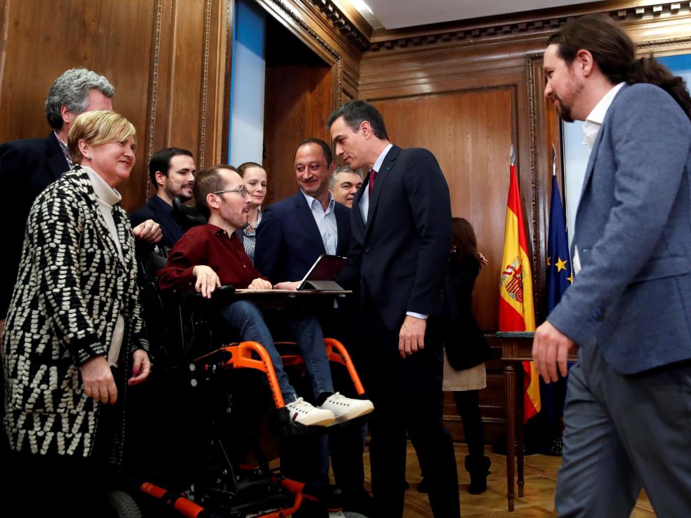 El candidato a la investidura, Pedro Sánchez (c), y el líder de Podemos, Pablo Iglesias (d), conversan con Pablo Echenique (4ºi), Alberto Garzón (3ºi) y Alfonso Rodríguez Gómez de Celis (6i), y el resto de miembros de los equipos negociadores