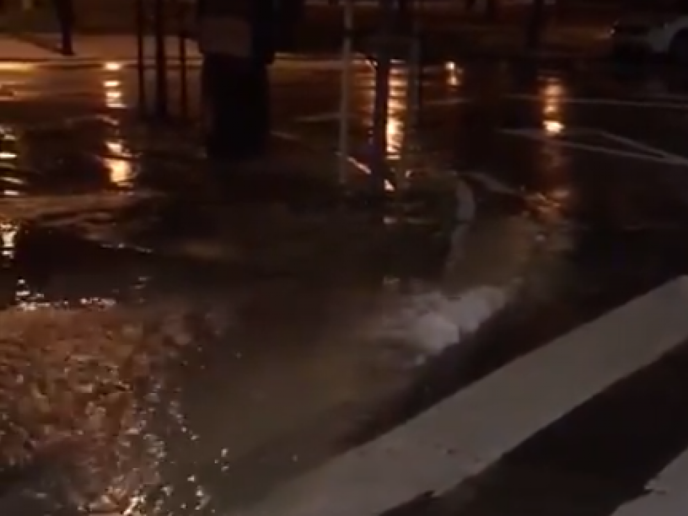 El reventón se ha producido en la calle de Jesús y María del barrio zaragozano de San Gregorio.