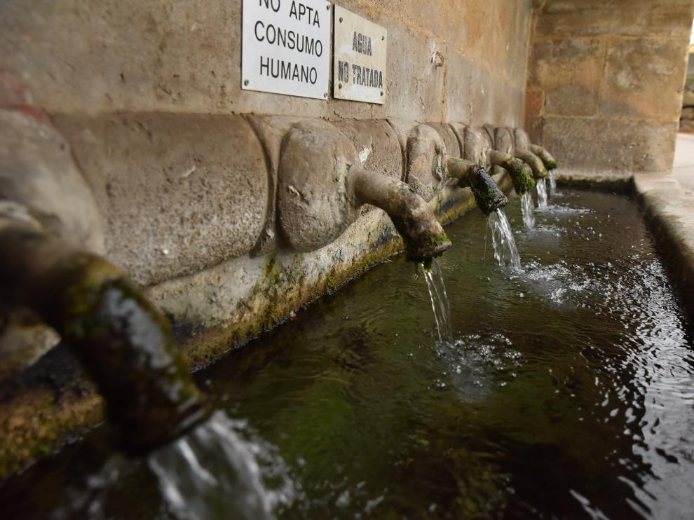 Fuente en la entrada de Siétamo que mana agua no apta para el consumo humano.