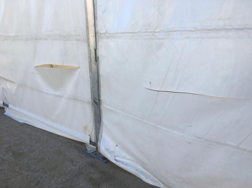 Las lonas de la estructura que tenía que albergar todos los actos festivos de las navidades aparecieron rajadas