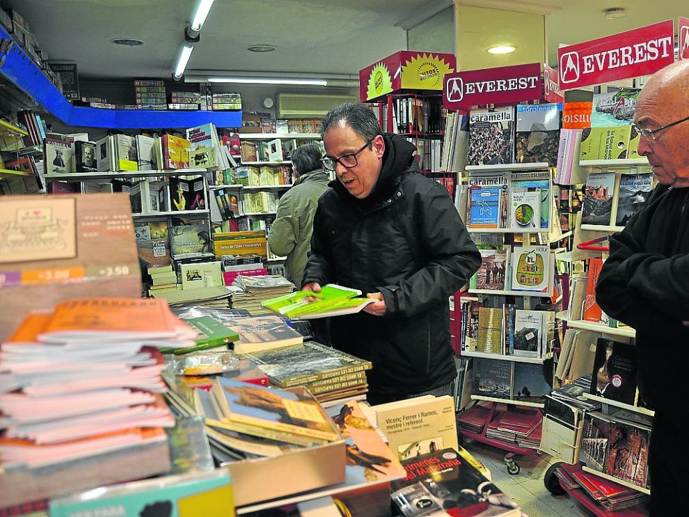 Serret, cambiando libros de sitio ayer en su establecimiento de Valderrobres.