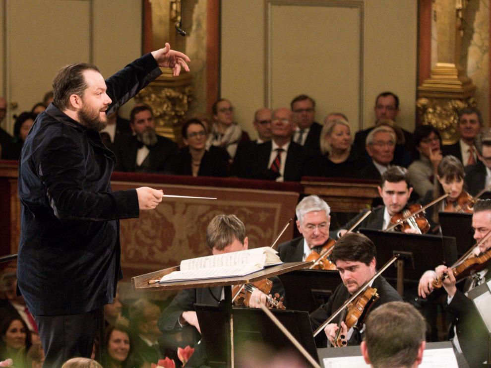 El letón Andris Nelsons (i) ha dirigido hoy a la Orquesta Filarmónica de Viena en el tradicional Concierto de Año Nuevo