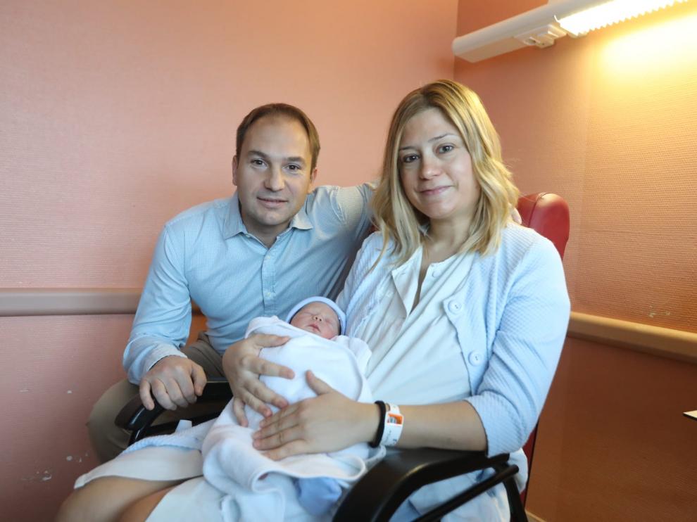 El pequeño Carlos con sus padres en el Hospital San Jorge de Huesca.