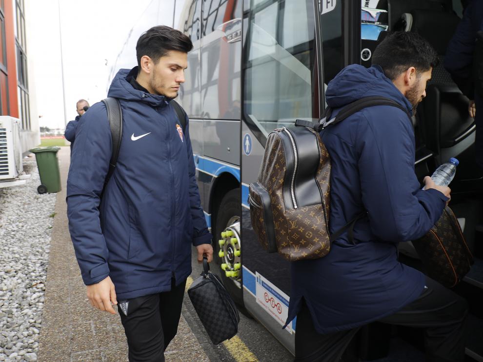 Los jugadores del Sporting se suben al autobús rumbo a Zaragoza.