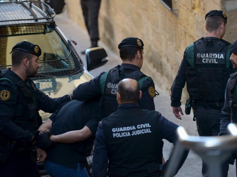 Igor el Ruso, custodiado por varios guardias civiles tras declarar en el juzgado de Alcañiz.