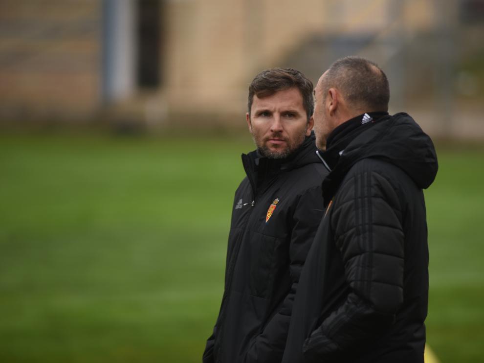 Lalo Arantegui y Víctor Fernández dialogan en el entrenamiento de este jueves.