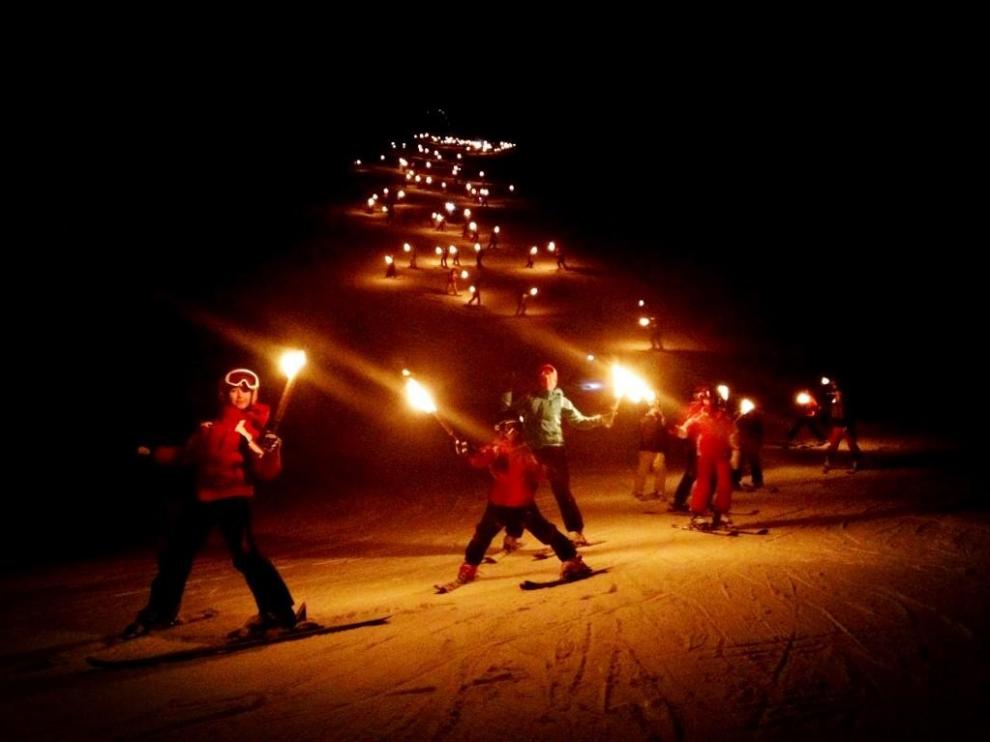 Los esquiadores durante el descenso de antorchas del año pasado en Astún.