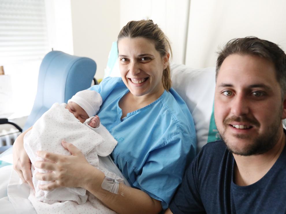 Carmen, primer bebé nacido en la provincia en 2020, con su madre, Lucía Lázaro, y su padre, Eduardo Lorente.