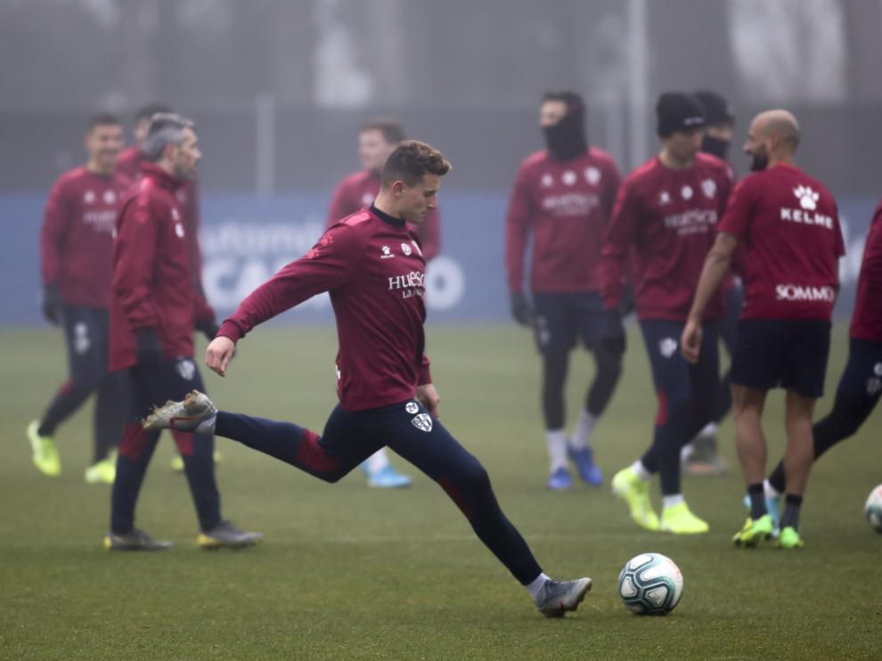 Dani Raba golpea el balón durante el entrenamiento de este jueves.