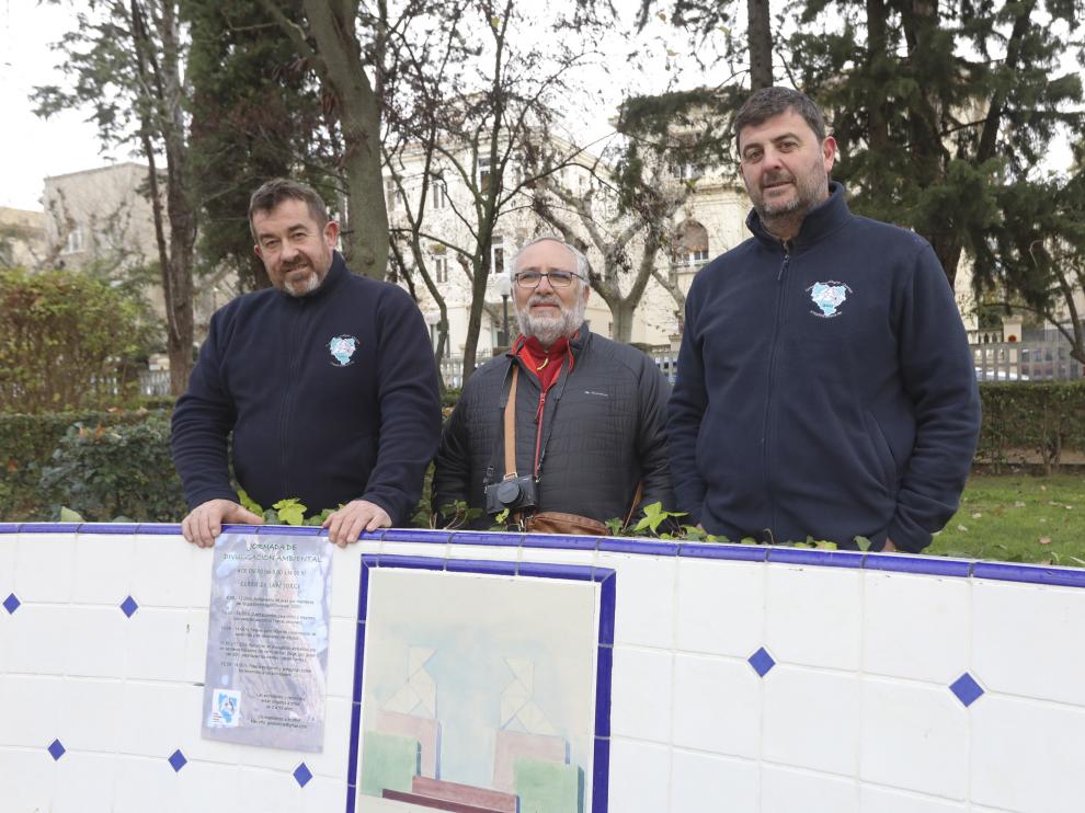 Representantes del Grupo Ornitológico Oscense presentando la jornada del día 4