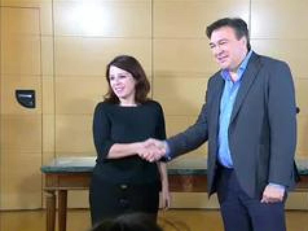La vicesecretaria general y portavoz del Grupo Socialista, Adriana Lastras, firma los acuerdos con los representantes de los tres partidos políticos en el Congreso de los Diputados