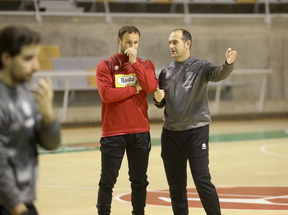 Tioumentsev y Nolasco charlan antes del entrenamiento de este viernes.