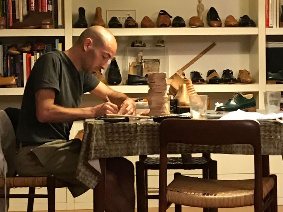 Ignacio Aldanondo volcado en su auténtica pasión: la fabricación artesanal de zapatos