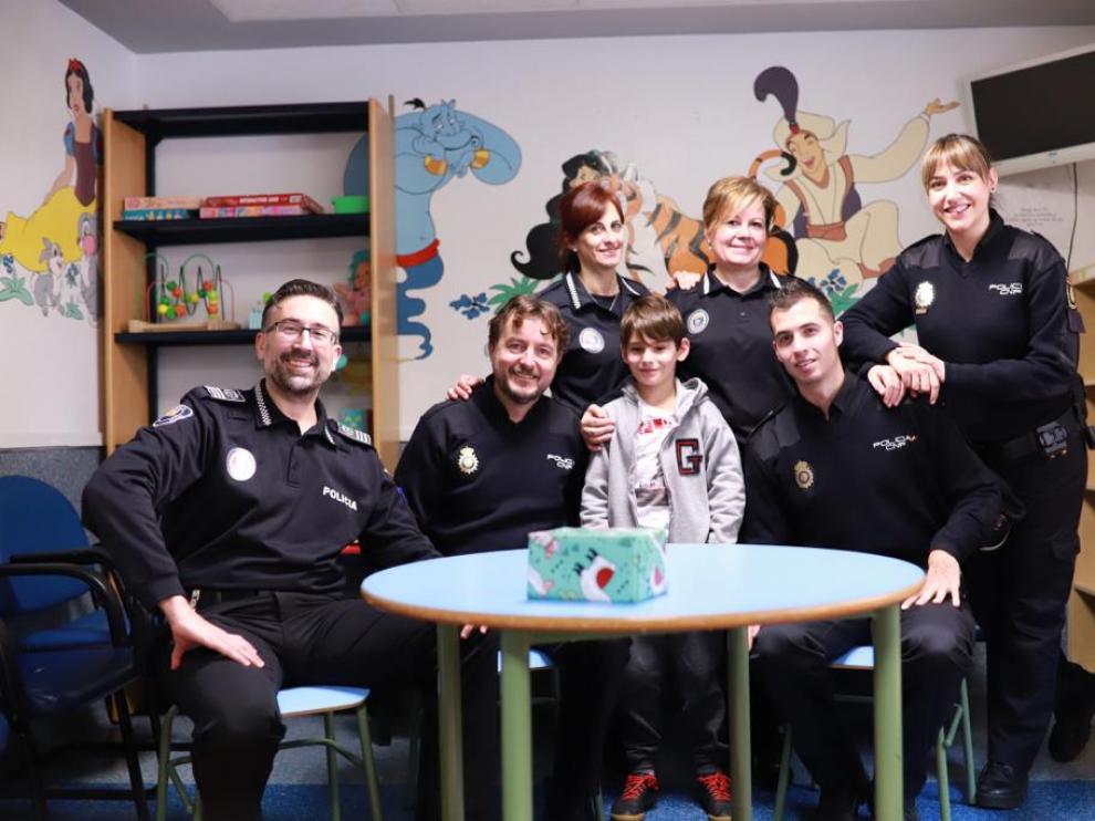 Los agentes con algunos niños ingresados.