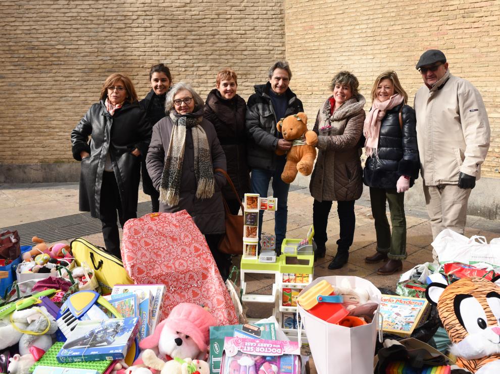 Mariam Díez, Carmen Plaza, Pilar Muñoz, Adelaida Ramírez, Enrique Hernández, Begoña Muñoz, Patricia Cavero y Luis Falcón, con los juguetes.