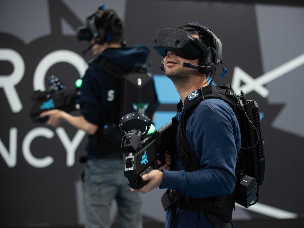 Varios usuarios, esta semana en Zero Latency, el espacio de realidad de Puerto Venecia.