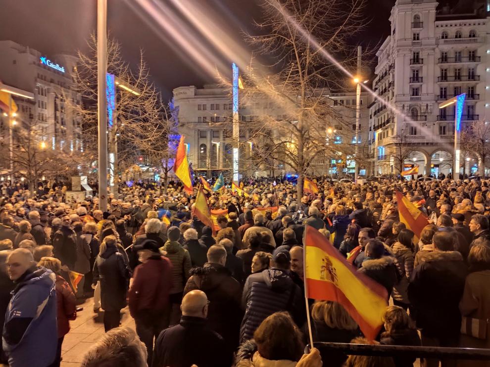 Concentración celebrada este sábado en la plaza de España de Zaragoza para pedir la dimisión de Pedro Sánchez.