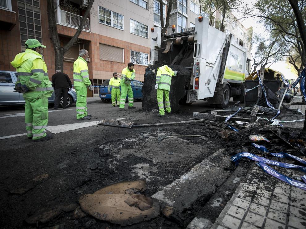 Cuatro contenedores y cuatro vehículos en Las Fuentes.