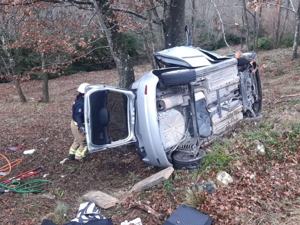 El coche en el que viajaba cayó por un barranco