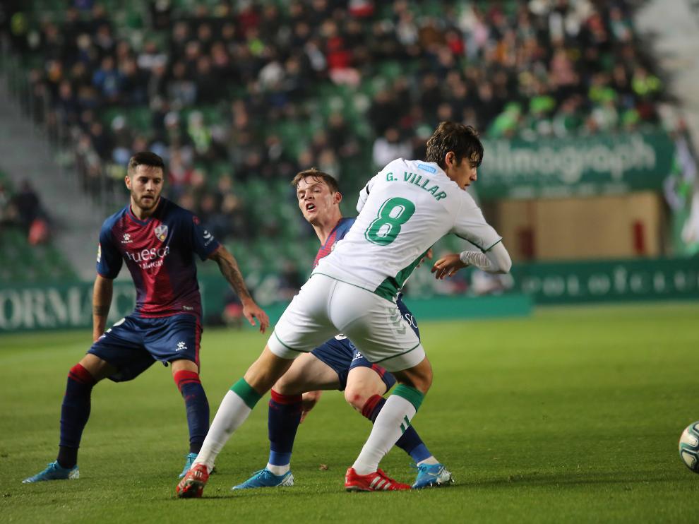 Gonzalo Villar frena a Sergio Gómez durante el partido de Elche.