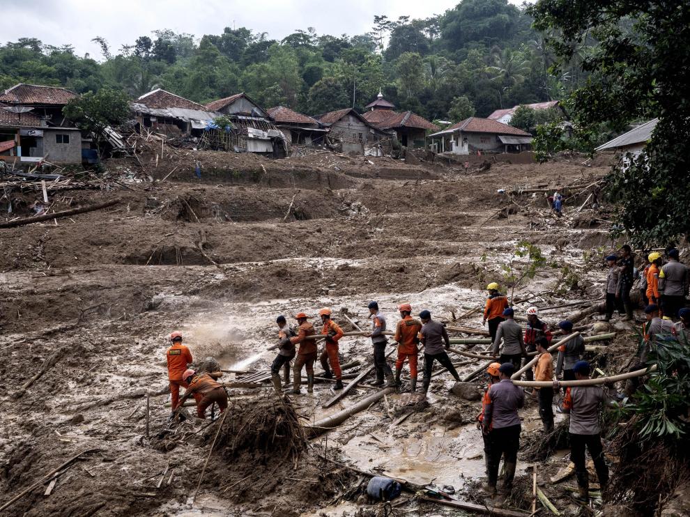 Bogor (Indonesia), 04/01/2020.- Indonesian rescuers hose an area in order to wash away mud and debris while searching for missing people after a landslide in the Cigudeg village, Bogor region, West Java, Indonesia, 04 January 2020. Heavy rains since 31 December triggered widespread flooding in the Indonesian capital and caused lanslides in the surrounding areas on 01 January, killing at least 43 people, according to media reports citing the National Board for Disaster Management (BNPB) on 03 January 2020. EFE/EPA/WISNU AGUNG PRASETYO Landslides after heavy rains in Indonesian countryside