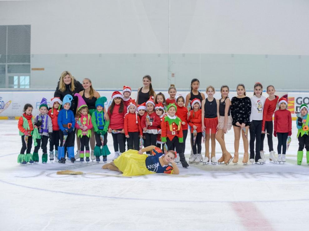 Patinadores que tomaron parte en la gala navideña de patinaje artístico del Club Hielo Jaca