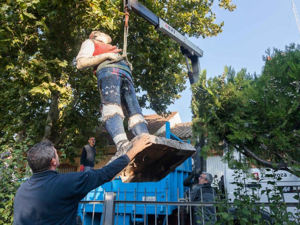 Retirada de la estatua de jotero del Rabal.