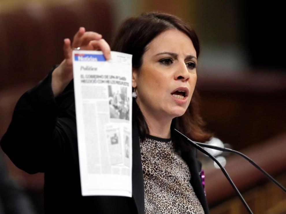 Adriana Lastra en la tribuna de oradores durante la segunda jornada del debate de investidura este domingo.