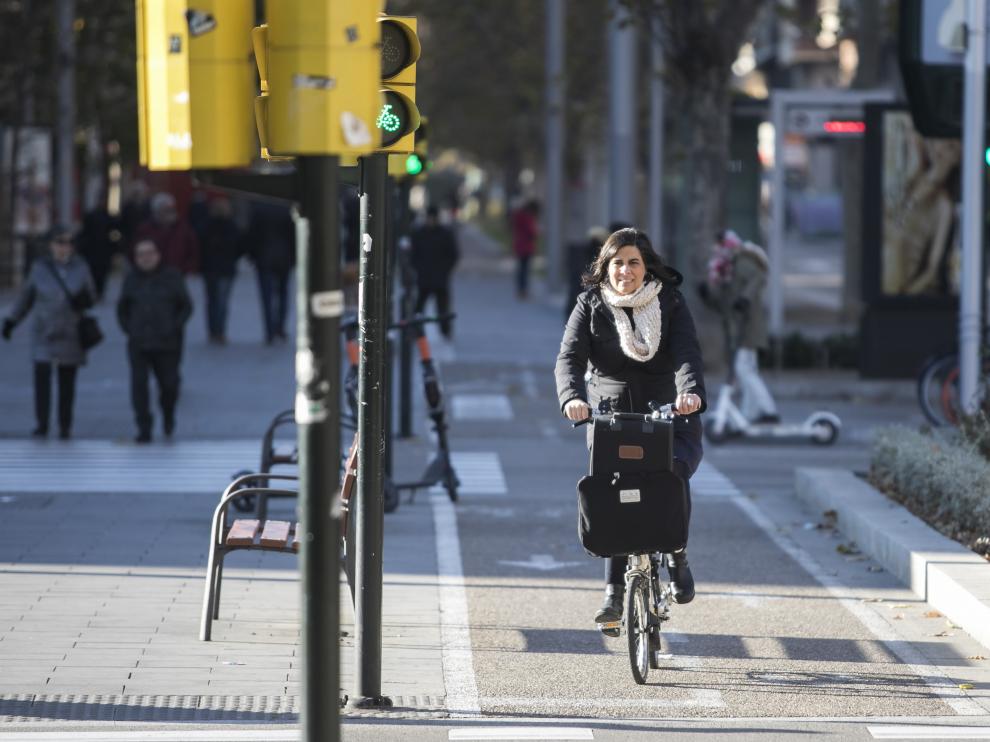 Una ciclista, este domingo, en la confluencia del carril bici de Goya y Gran Vía.