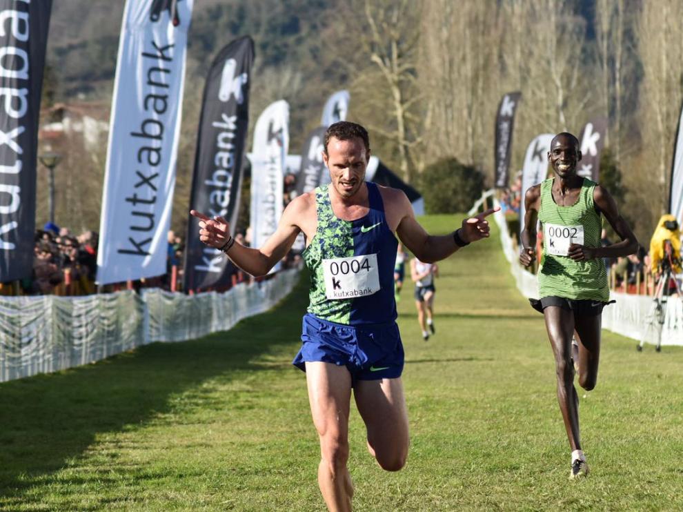 Entrada en meta del olímpico zaragozano Toni Abadía, segundo en el Cross Internacional de Zornotza