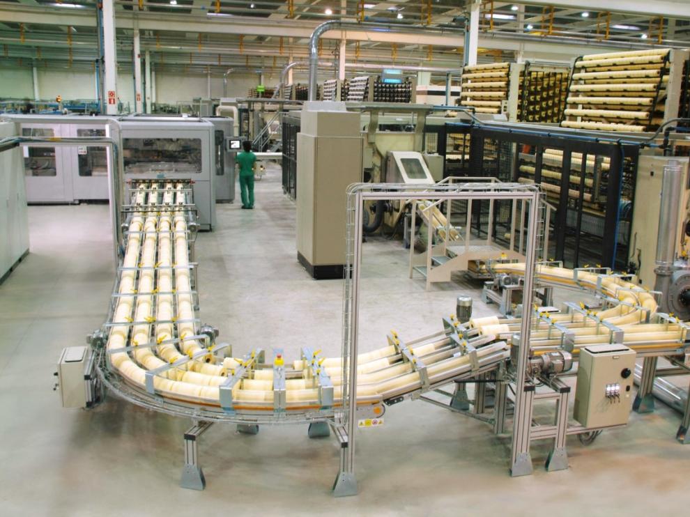 Una de las naves de ‘converting’ que fabrica a partir de bobinas de papel tisú producto terminado, ya sea papel higiénico, rollos de cocina o servilletas, en la fábrica de ICT en El Burgo de Ebro.